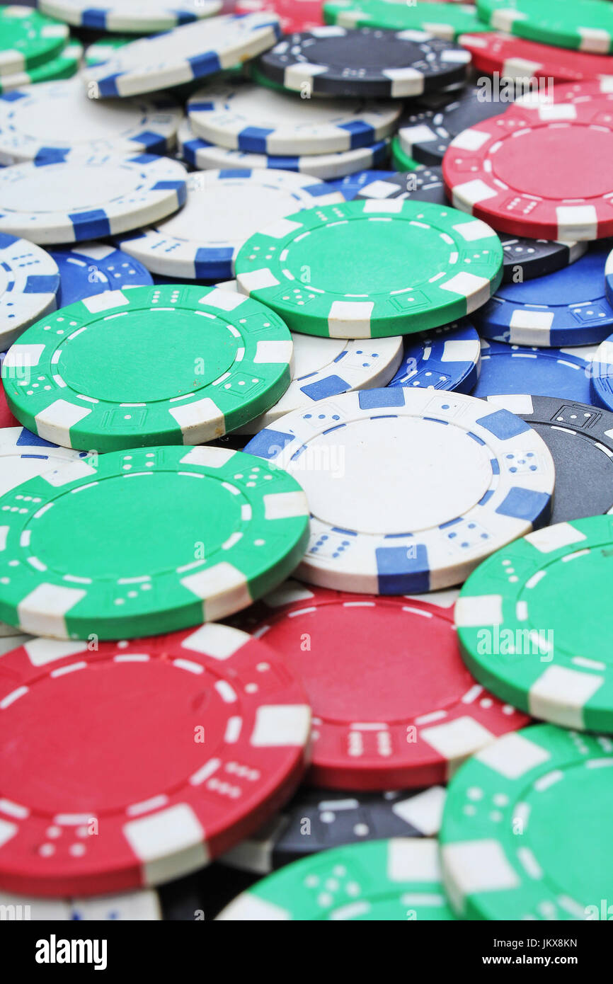 Casino poker chips dinero textura. Pila de fichas de póquer como fondo. Foto de stock