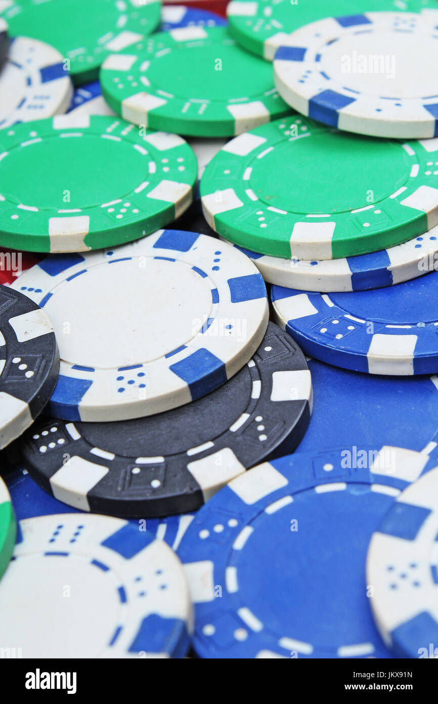 Casino poker chips dinero textura. Pila de fichas de póquer como fondo. Foto de stock
