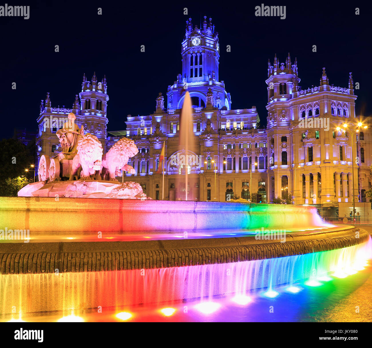 La Plaza de la Cibeles (Plaza de Cibeles) - Oficina Central de Correos  (Palacio de Comunicaciones), iluminado por la noche en Madrid, España  Fotografía de stock - Alamy