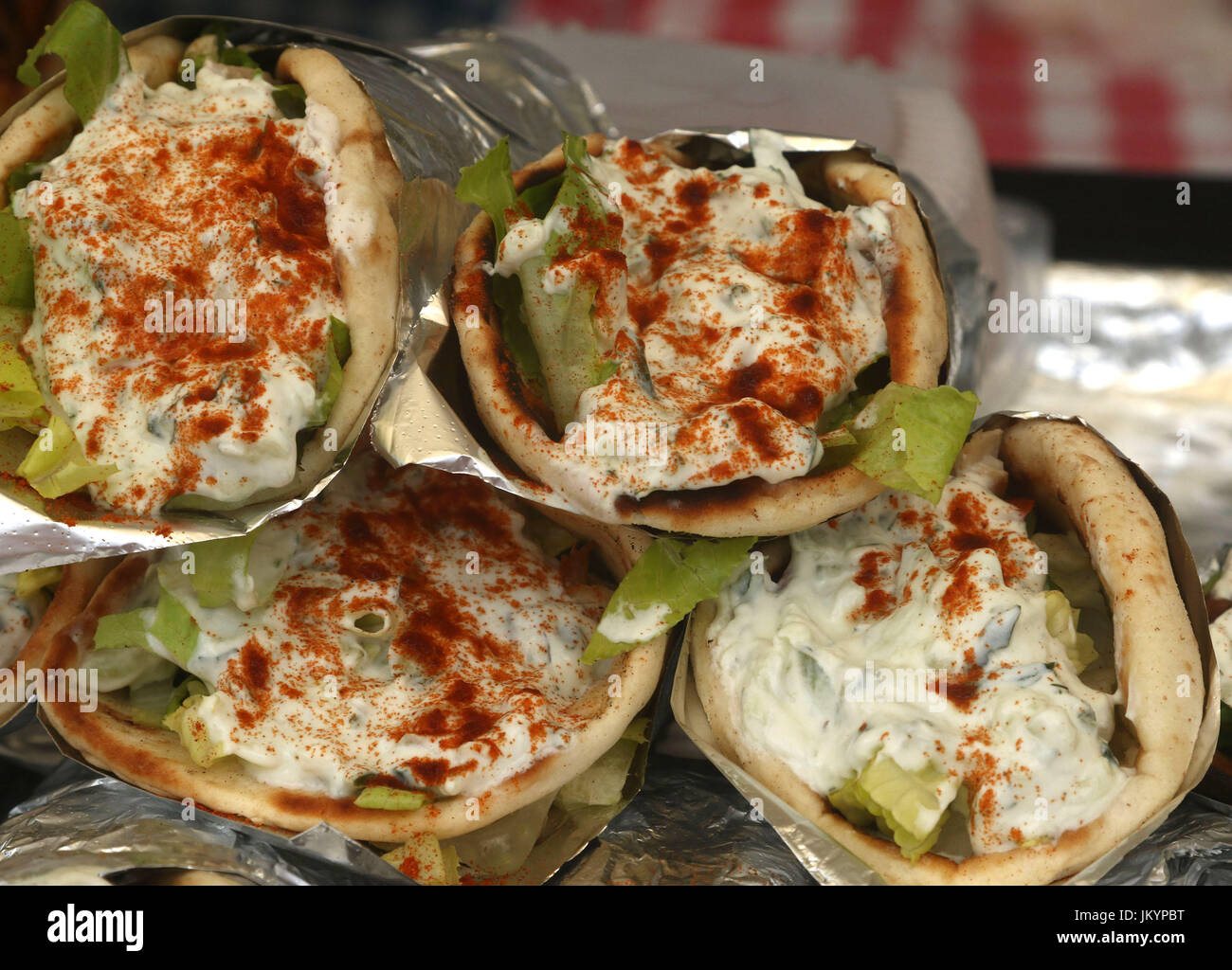 Envolturas griego hizo tzatziki, salsa de queso feta, pimentón, ensalada y pollo Foto de stock