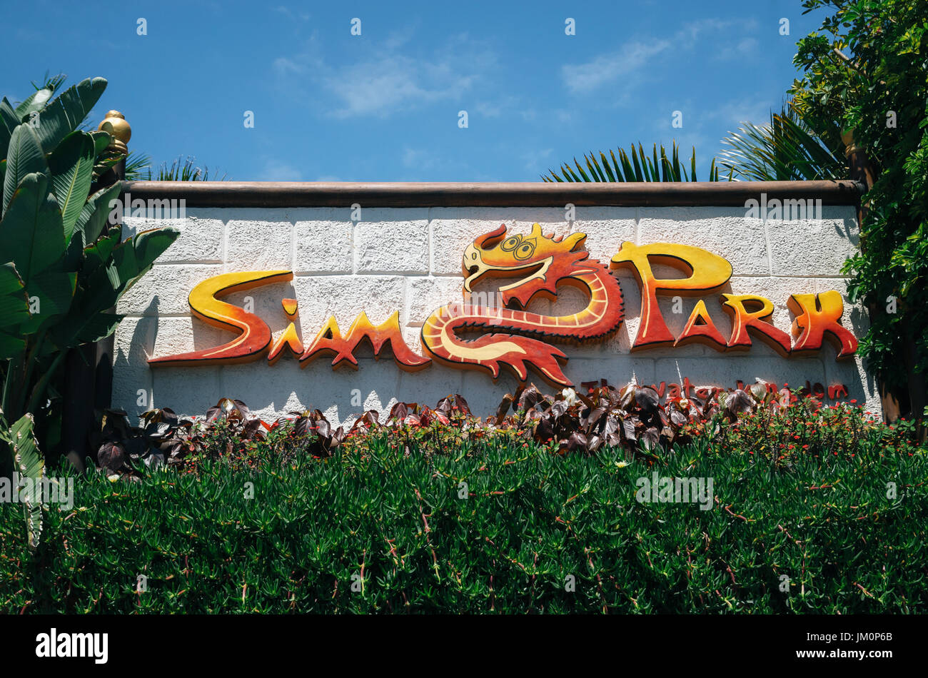 Costa Adeje, Tenerife, España - 27 de mayo de 2017: El parque acuático Siam logo signo entre una planta verde en Tenerife, España. El Siam Park es el parque más grande de agua Foto de stock