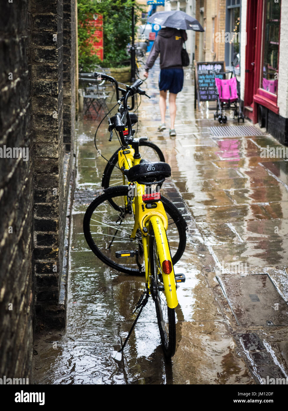 OFO alquilar bicicletas en Cambridge - parte de un programa piloto para  introducir la bicicleta en el Reino Unido, no requieren recoger y devolver  a una estación de acoplamiento Fotografía de stock -