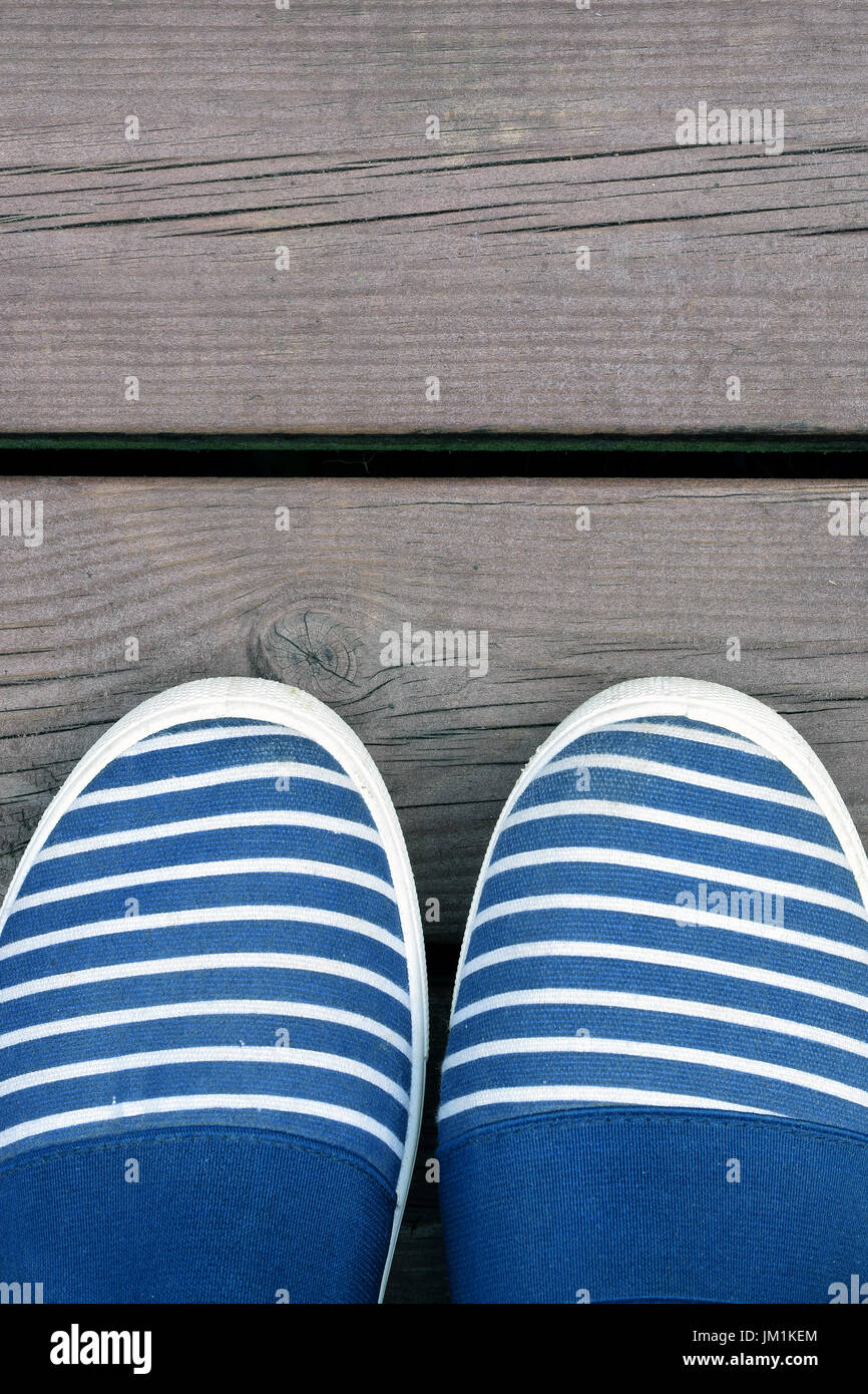 Estilo marinero a rayas azules y blancas de madera zapatos de muelle  Fotografía de stock - Alamy