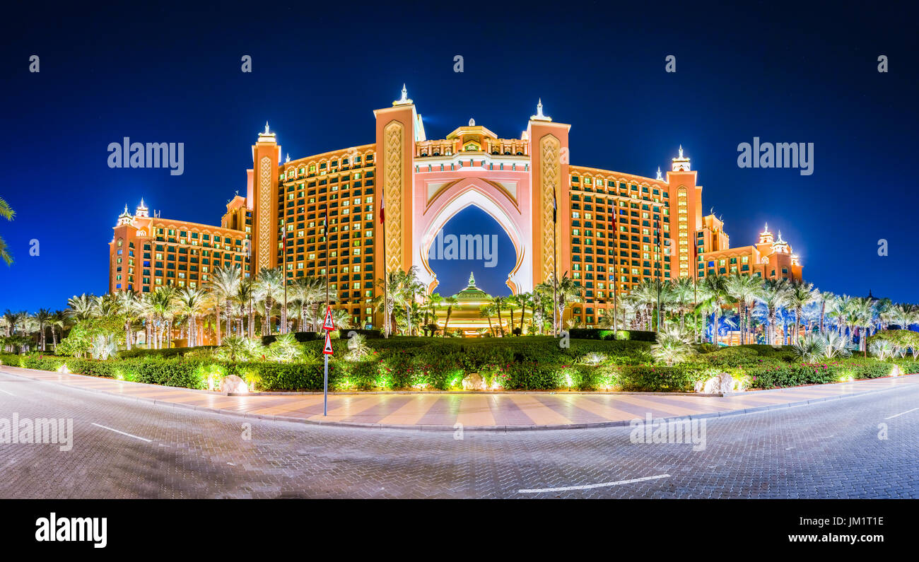 The atlantis palm and dubai night fotografías e imágenes de alta