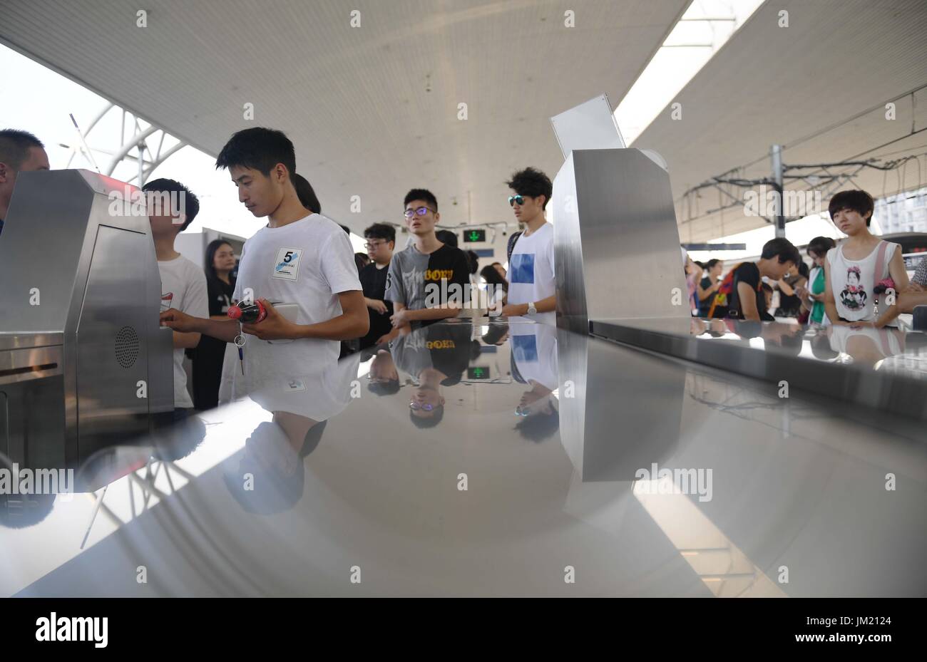 (170725) -- CHENGDU, 25 de julio de 2017 (Xinhua) -- Los pasajeros pasar la entrada de la estación Xipu en Chengdu, capital del suroeste de la provincia de Sichuan (China), 25 de julio de 2017. La estación, proporcionando un sistema de intercambio de plataforma cruzada entre la Línea 2 de Metro y Ferrocarril Chengguan de Chengdu, fue puesto en uso el martes. (Xinhua/Xue Yubin) (clq) Foto de stock