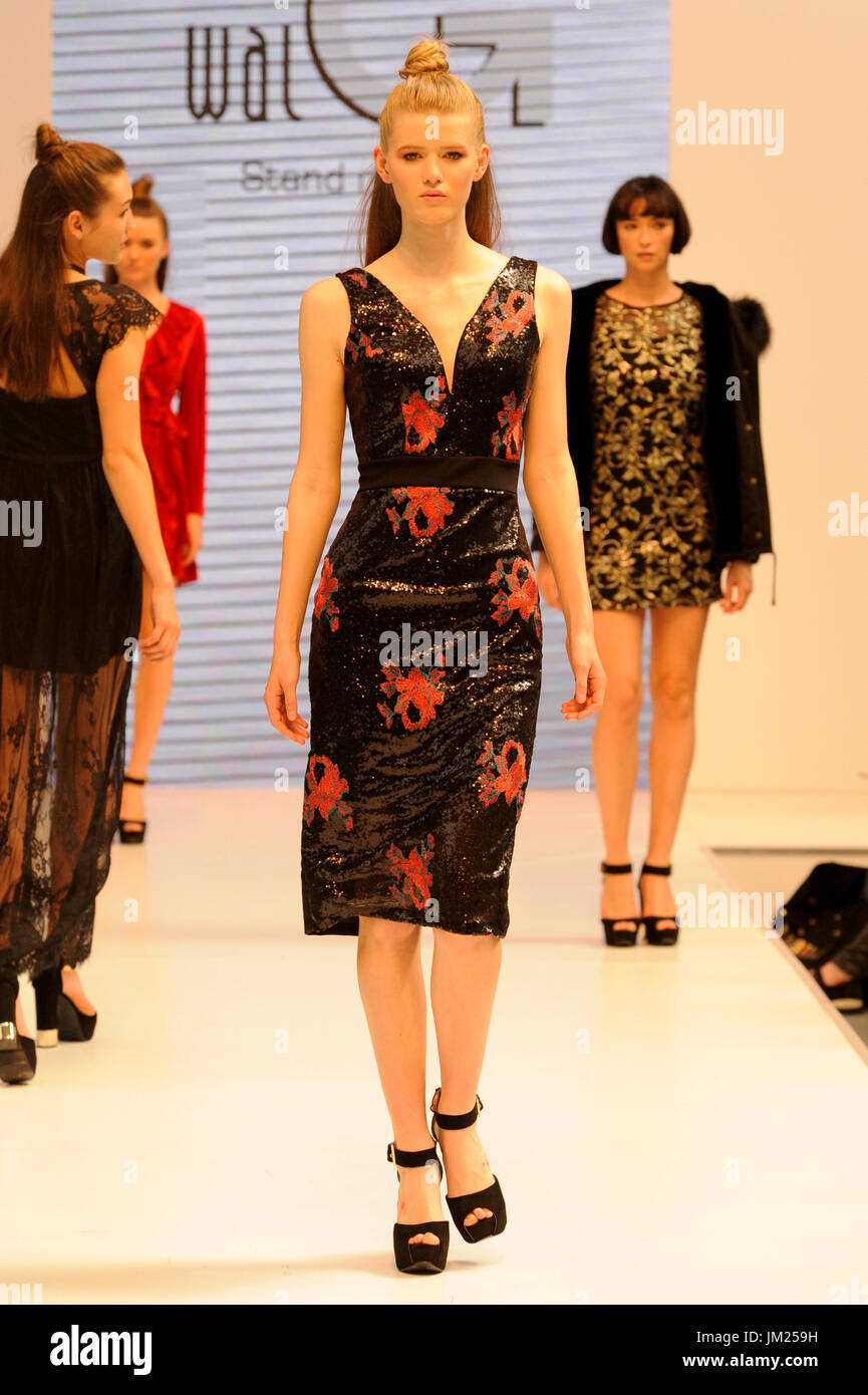 Modelos de moda vistiendo ropa por Wal-G en la pasarela en espíritu puro,  Olympia de Londres, Londres, Reino Unido. Pure de Londres, los líderes del  Reino Unido comercio exposición moda abrió sus