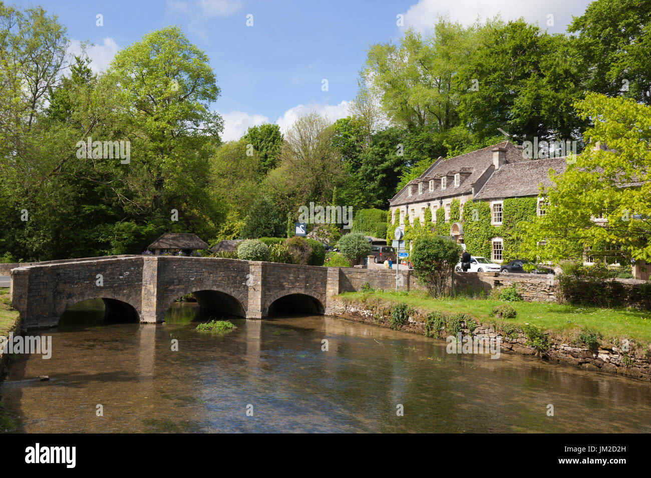 Río Coln y el Hotel Swan, Bibury, Cotswolds, Gloucestershire, Inglaterra, Reino Unido, Europa Foto de stock