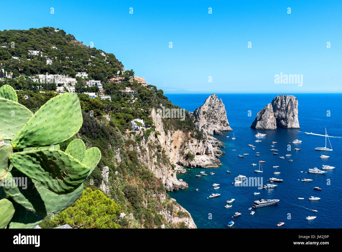Típico día de verano en la isla de Capri, en la bahía de Nápoles, Italia Foto de stock