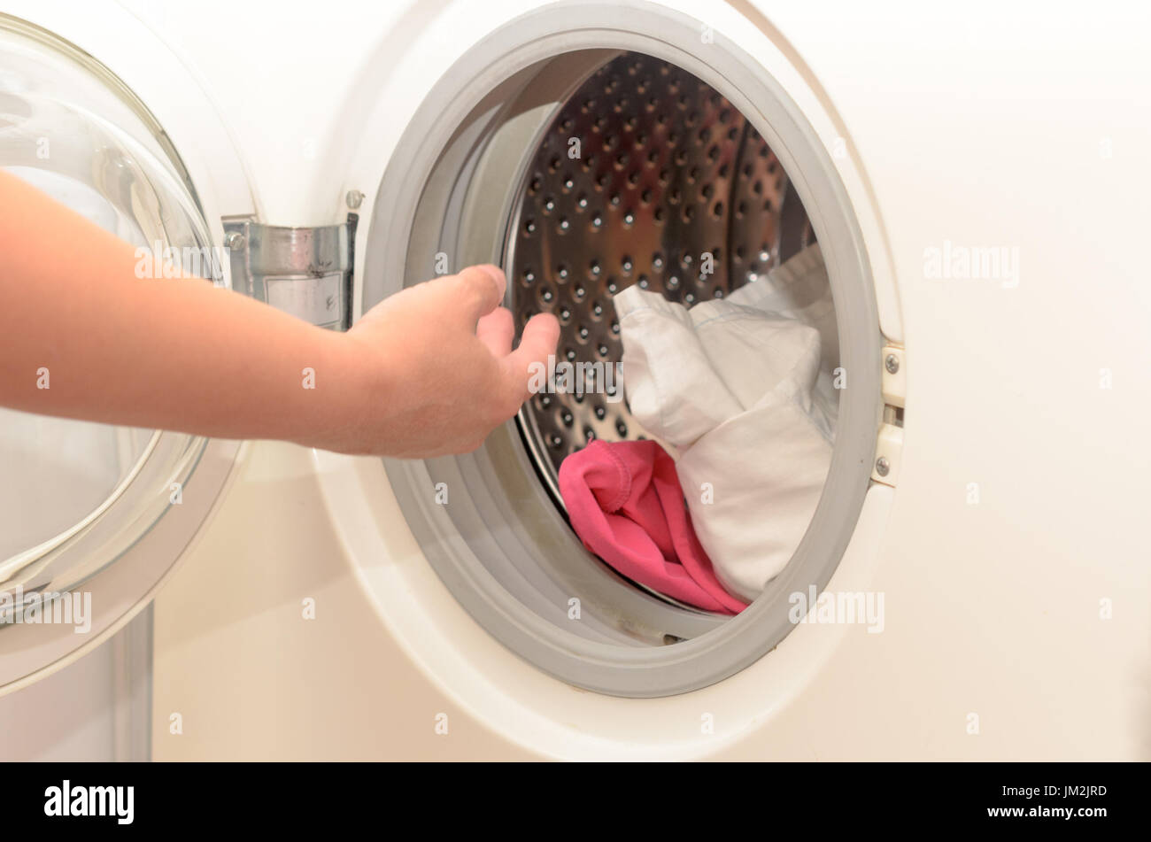 Lavar la ropa sucia en una lavadora automática Fotografía de stock - Alamy