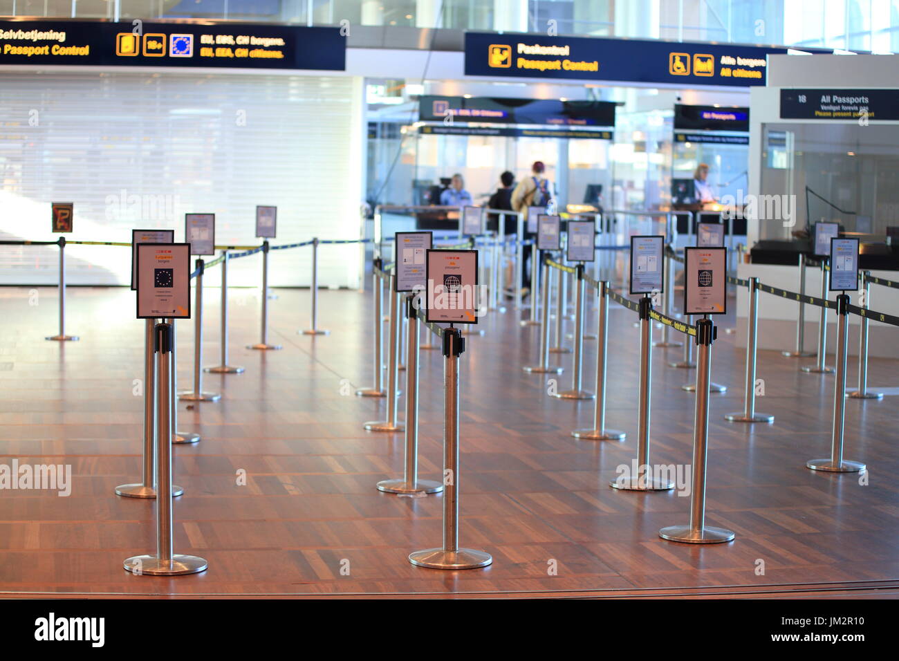 El aeropuerto de Copenhague, Dinamarca - 15 de julio de 2017: pase a controlar la zona de seguridad y de pasaportes en el aeropuerto. Foto de stock