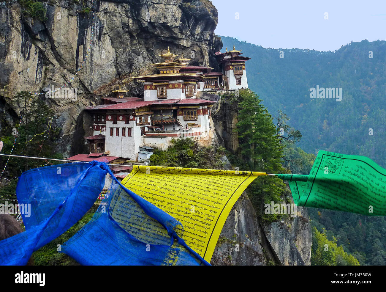 Paro Taktsang con banderas de oración - Bután Foto de stock
