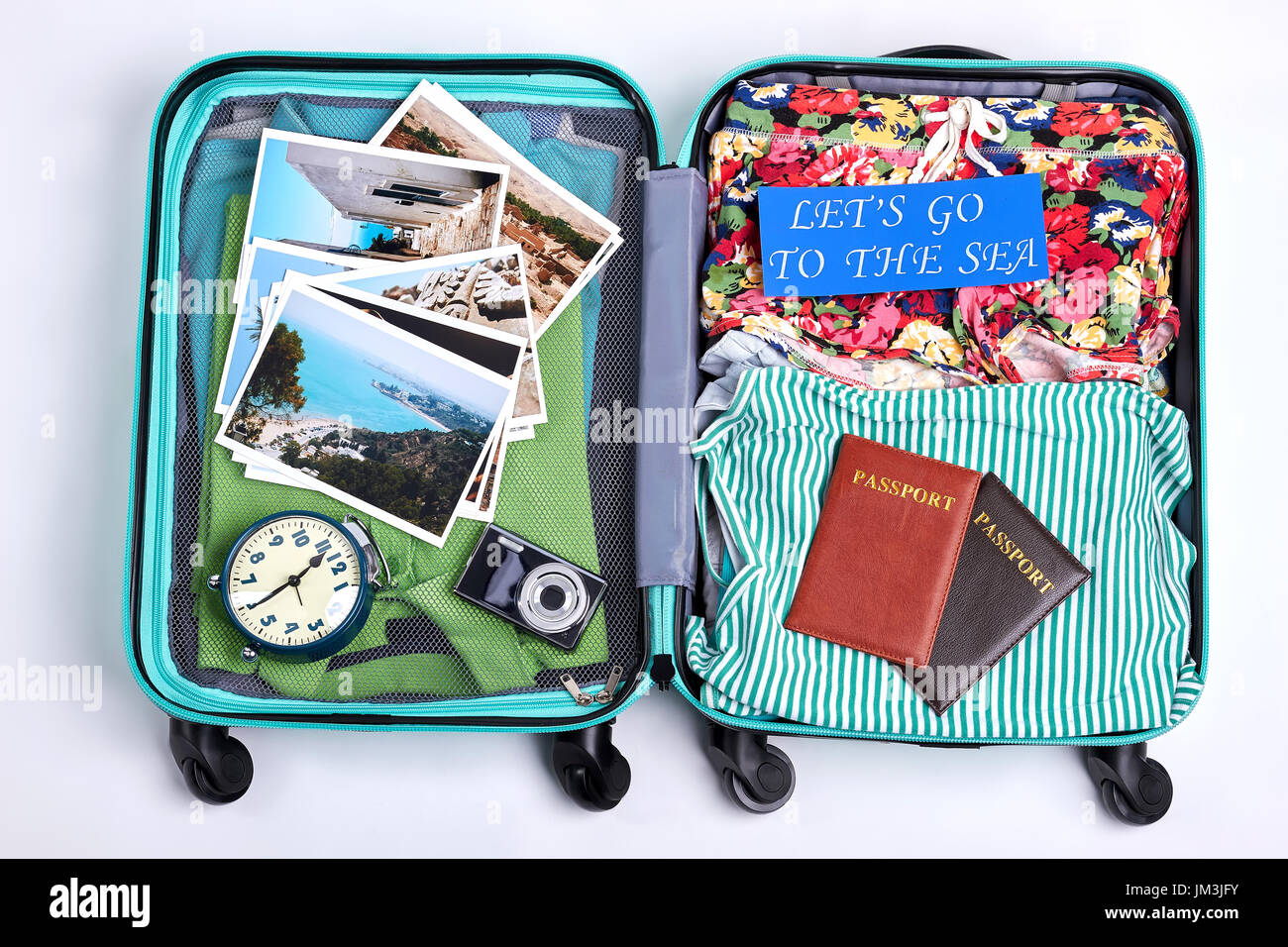 Maleta preparada para la salida al mar. Abri tourister equipaje
