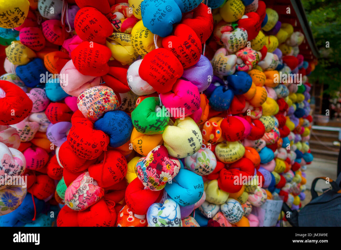 Con un mercado de pequeñas bolas de colores situado en el centro de la calle de Gion de Kyoto, Japón Foto de stock