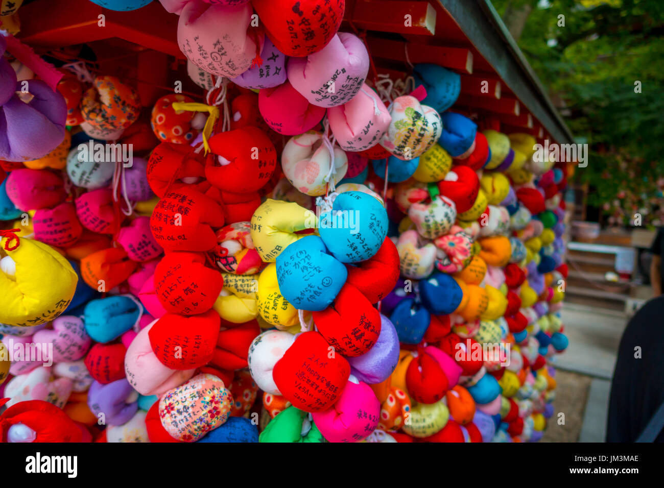 Con un mercado de pequeñas bolas de colores situado en el centro de la calle de Gion de Kyoto, Japón Foto de stock