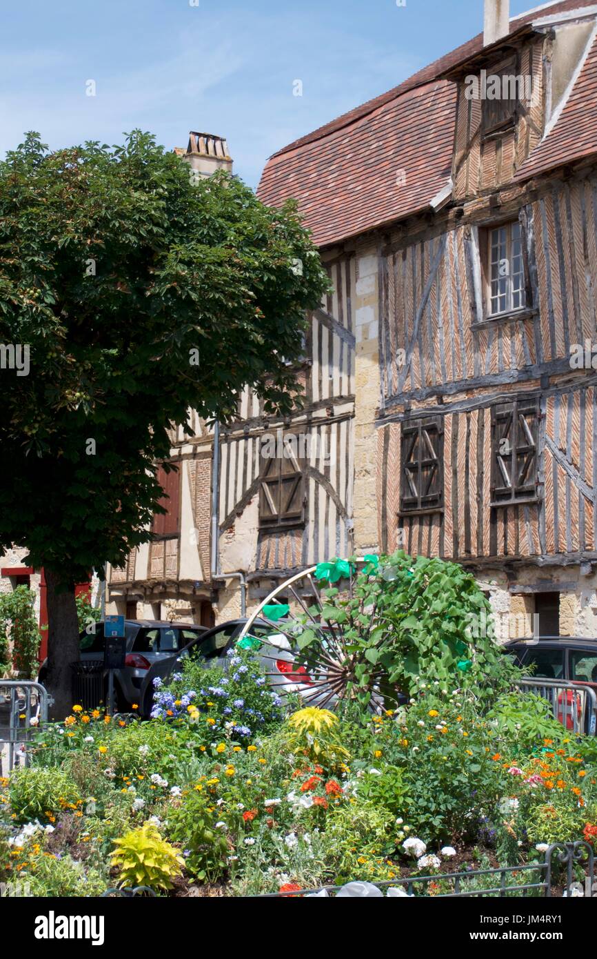 Tradicional casa de entramado de madera y flores, Bergerac, Dordogne, Francia Foto de stock