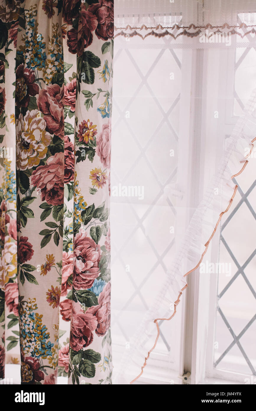 Cortinas vintage con flor de patrón y una red blanca cortina delante de una ventana de luz de plomo Fotografía de stock Alamy