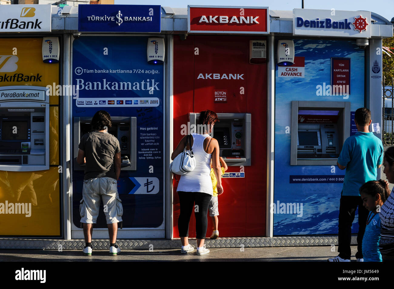 Turquia Estambul, cajeros de banco, AK Deniz Bank / Estambul, Geldautomaten TUERKEI turkischer Banken Foto de stock