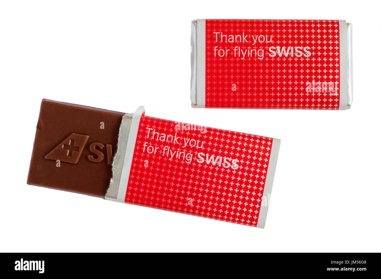 Barras de chocolate con leche da a los pasajeros que vuelen con la aerolínea Swiss Air sobre un fondo blanco. Foto de stock