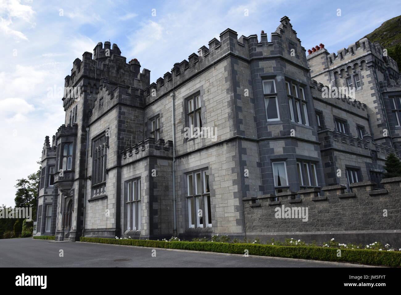 Vista frontal de la abadía de Kylemore en Connemara, Condado de Galway, Irlanda Foto de stock