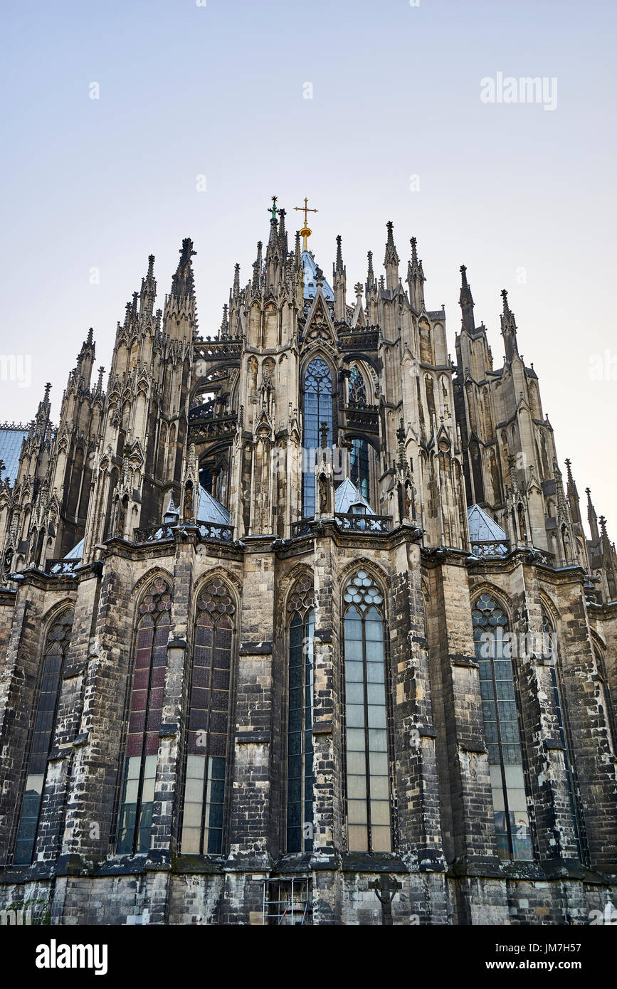 Una inmensa cantidad de chapiteles de la catedral de Colonia, alcanzar el cielo Foto de stock