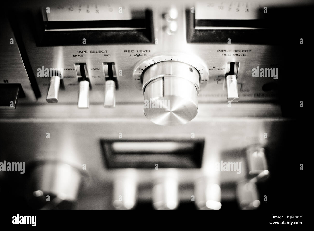 Antiguo sistema de música hi-fi equipos, amplificador y reproductor de cinta detalle concepto del tiempo pasado Foto de stock