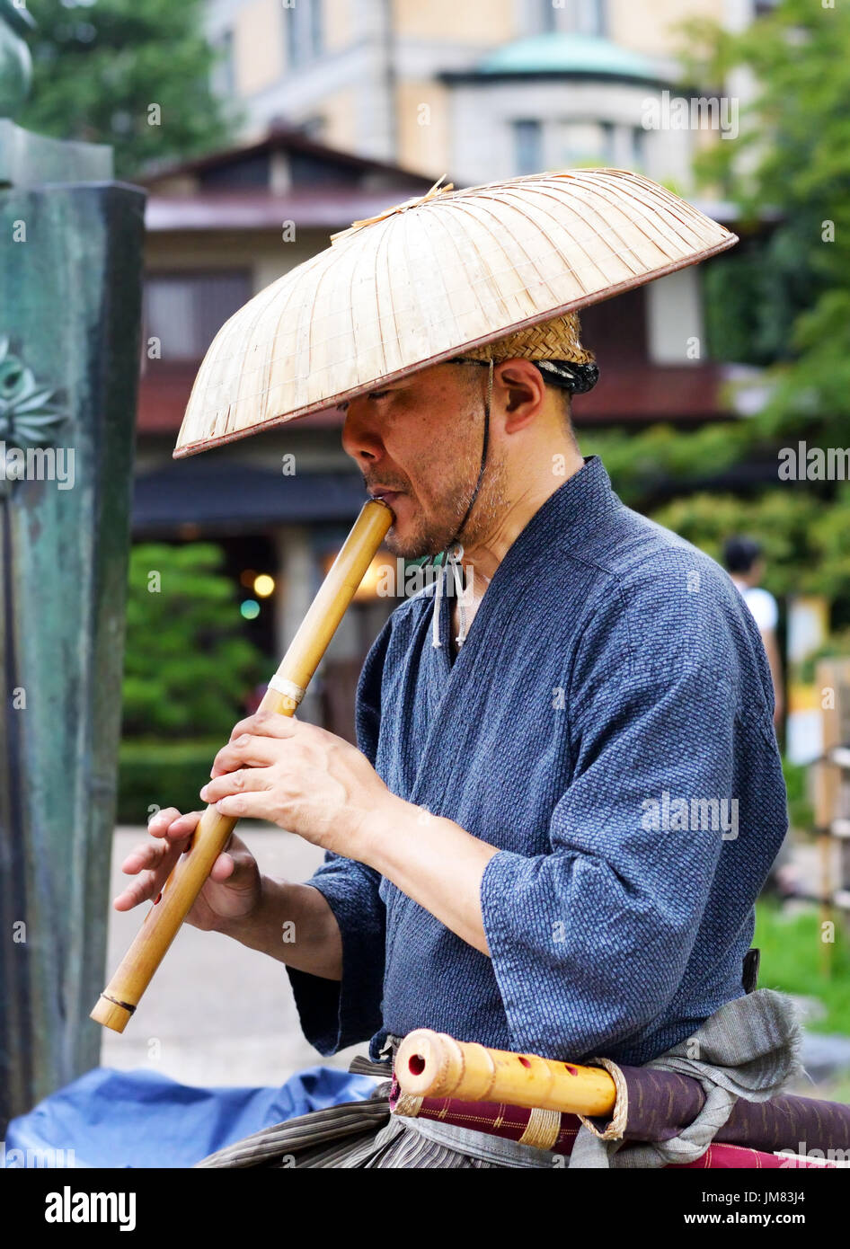 KYOTO, Japón - Julio 24, 2017: un músico callejero vistiendo ropa  tradicional japonesa y un sombrero de paja reproduce el shakuhachi japonés  para los transeúntes en Maruyama Pa Fotografía de stock - Alamy