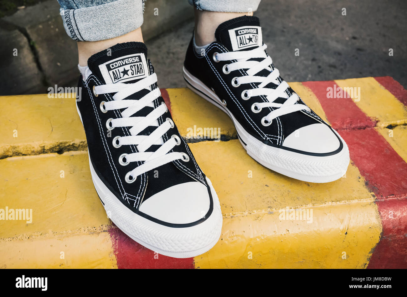 Converse amarillo fotografías e imágenes de alta resolución - Alamy