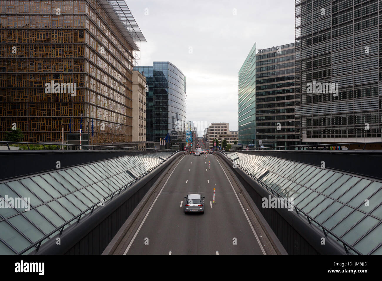 Coches saliendo de un túnel en Bruselas, rue de la Loi cerca de Shuman, junto con el Consejo Europeo y la sede de la Unión Europea. Foto de stock