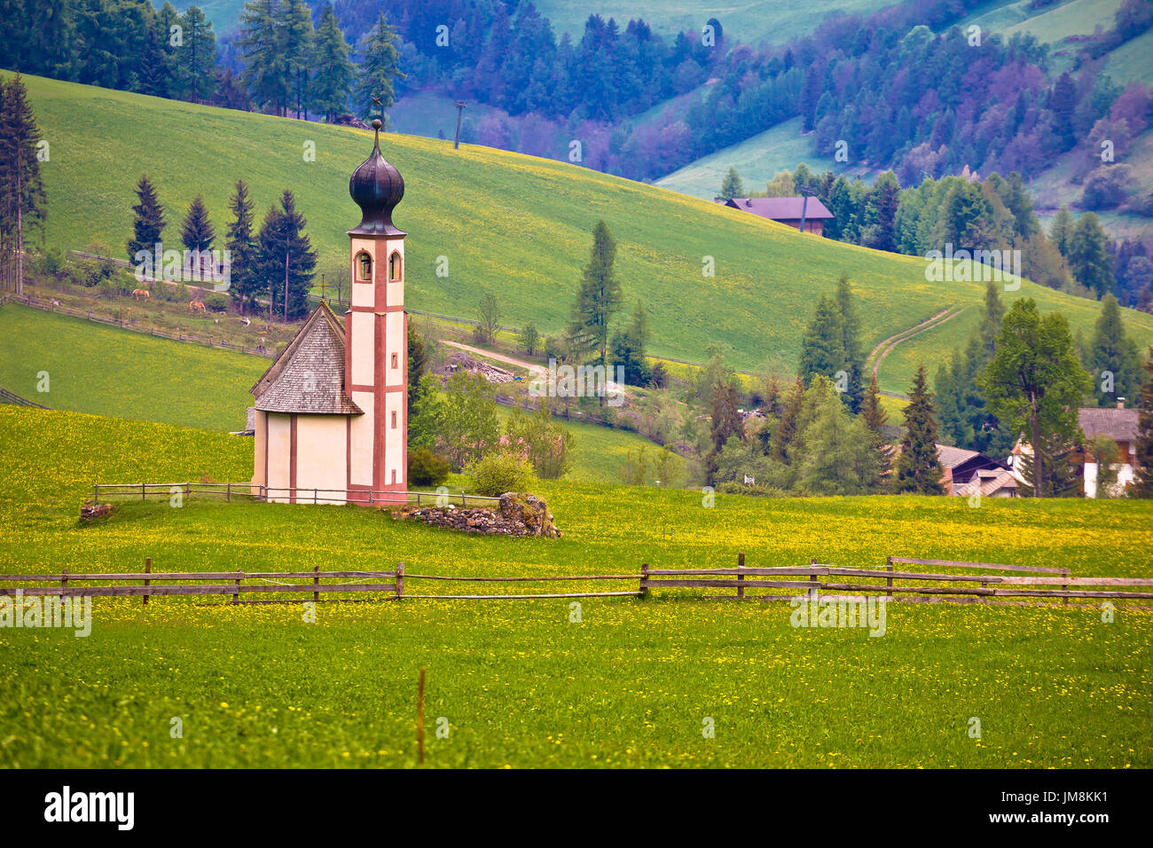 Alpine idílica iglesia de Santa Magdalena, Región de Trentino-Alto Adigio Italia Foto de stock