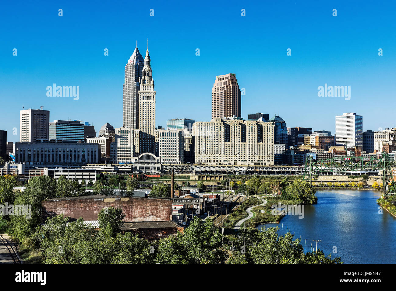 El perfil de la ciudad y el Río Cuyahoga, Cleveland, Ohio, EE.UU. Foto de stock