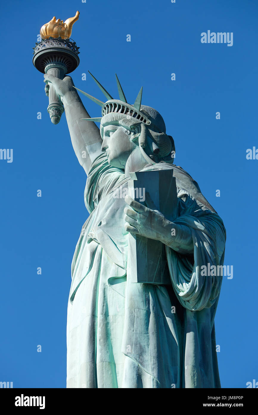 Detalle de la estatua de la libertad en un día soleado, el azul claro del cielo en Nueva York Foto de stock