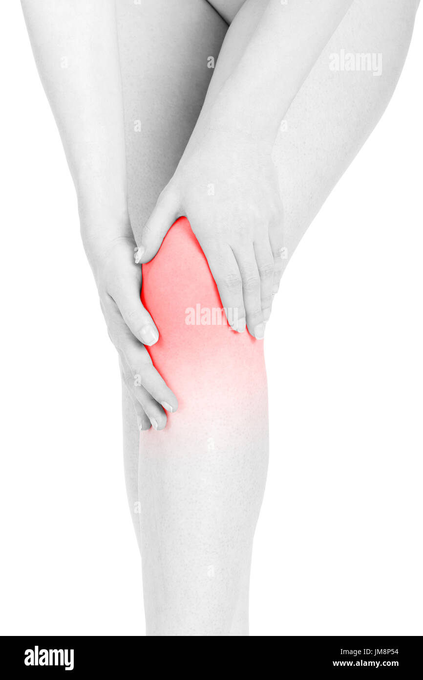 Mujer joven tocando la pierna, sintiendo el dolor de rodilla, zona roja aislado en blanco, trazado de recorte Foto de stock