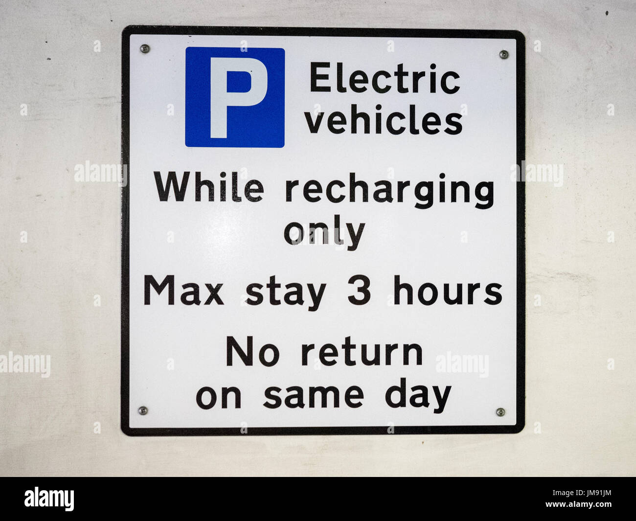 Punto de recarga de coches eléctricos sign - Restricción de 3 horas Foto de stock