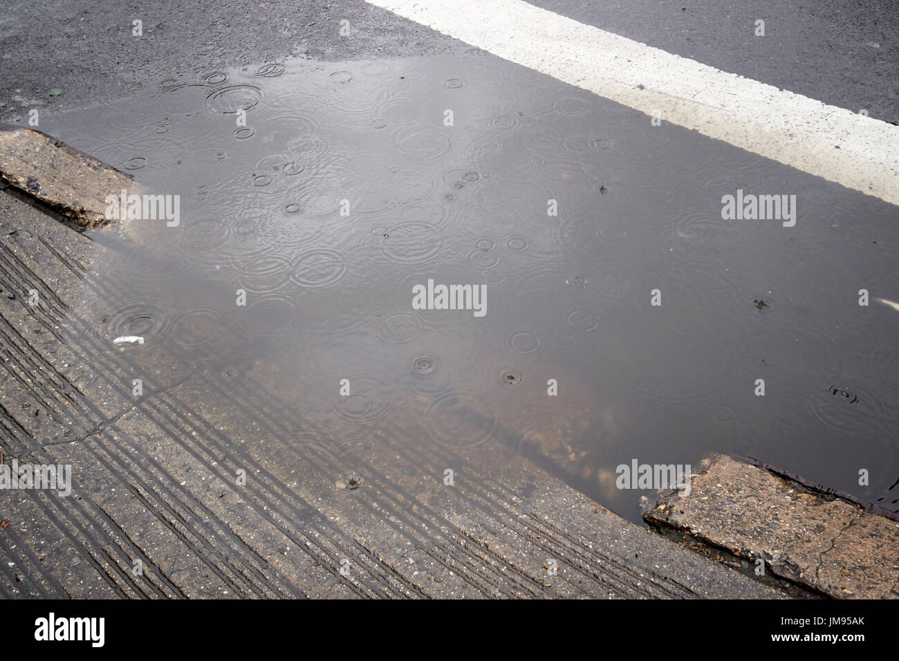 El agua de lluvia a partir de inundación en las calles de la ciudad de Nueva York EE.UU. Foto de stock