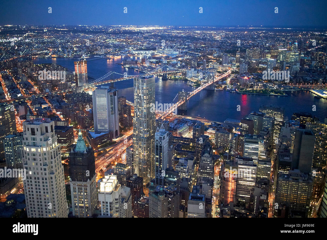 Vista aérea sobre el distrito financiero dos puentes de Brooklyn y Manhattan, Nueva York, EE.UU. Foto de stock