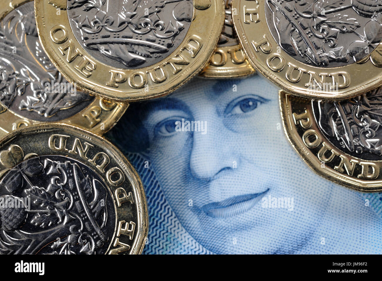 Nueva UNA LIBRA MONEDAS CON CABEZA de Queens en Nueva nota RE cinco libras BREXIT AHORRADORES AHORRO Finanzas presupuestos familiares inversiones inflación SALARIOS UK Foto de stock