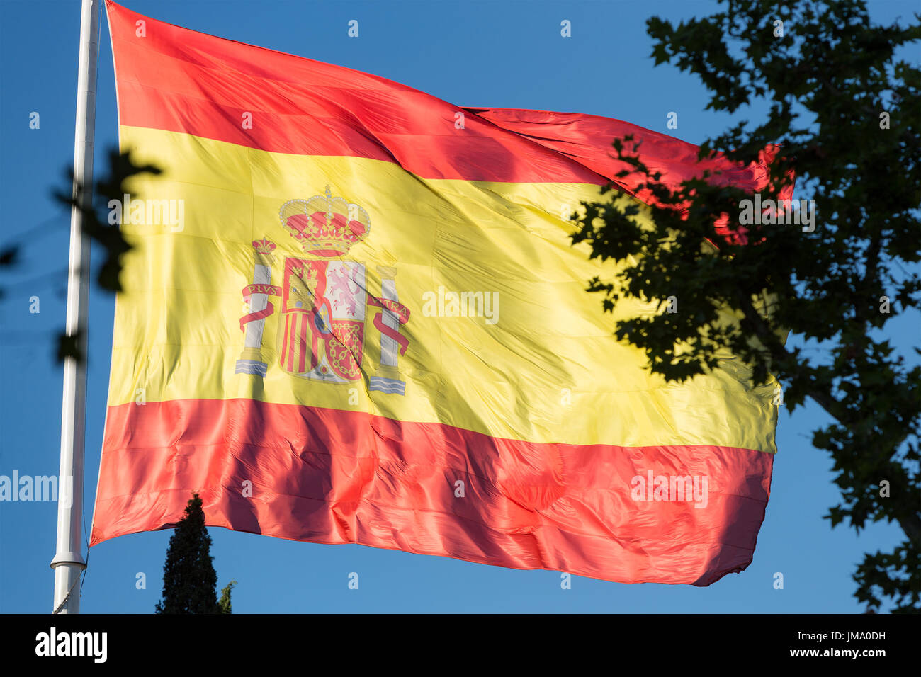 Ondeando la bandera de andalucía es una comunidad de españa en un asta de  bandera con fondo de cielo