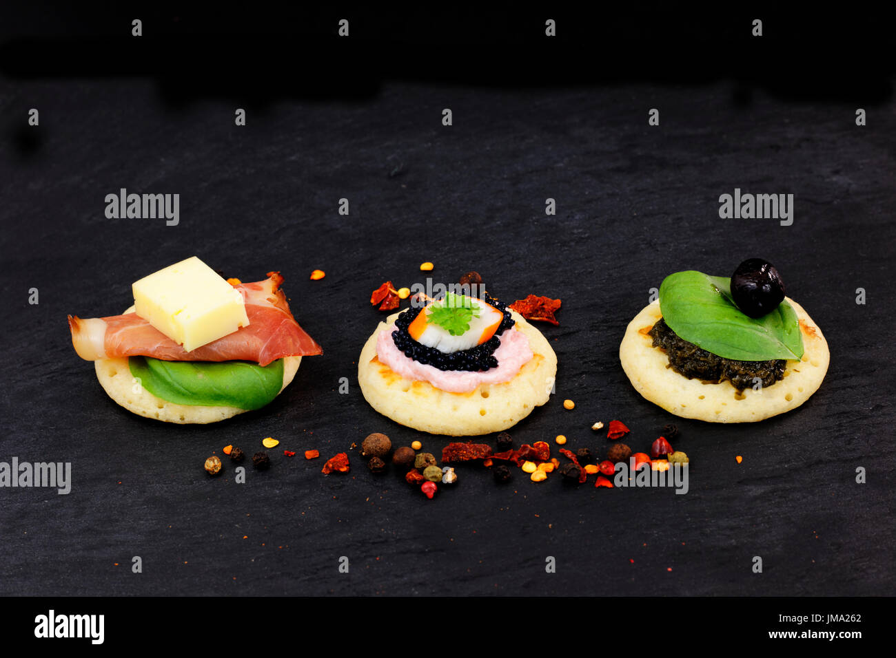 Panqueque casero canapés en piedra pizarra placa para alimento del dedo parte Foto de stock