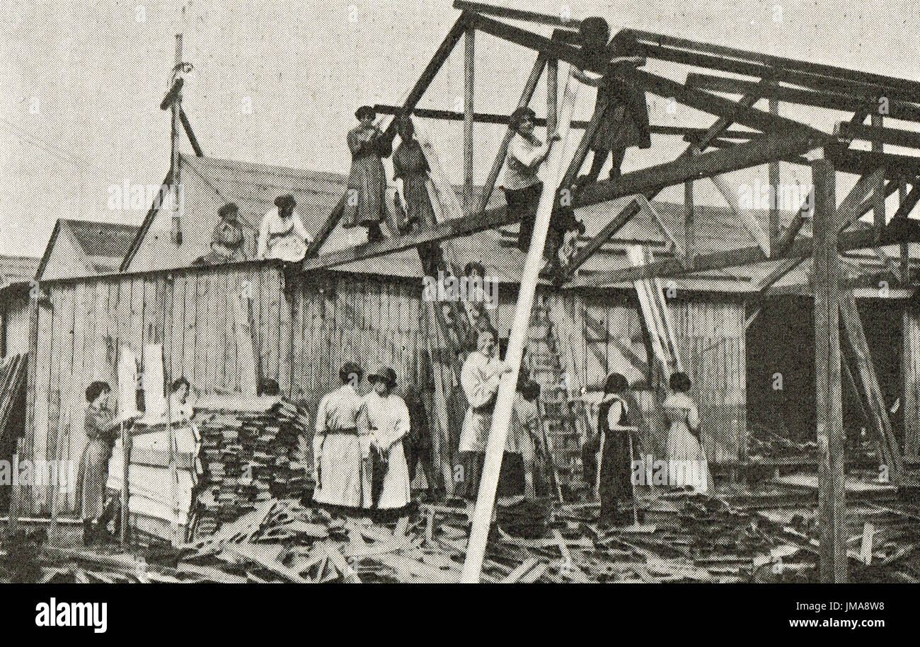 Las mujeres en el trabajo de carpinteros, WW1 Foto de stock