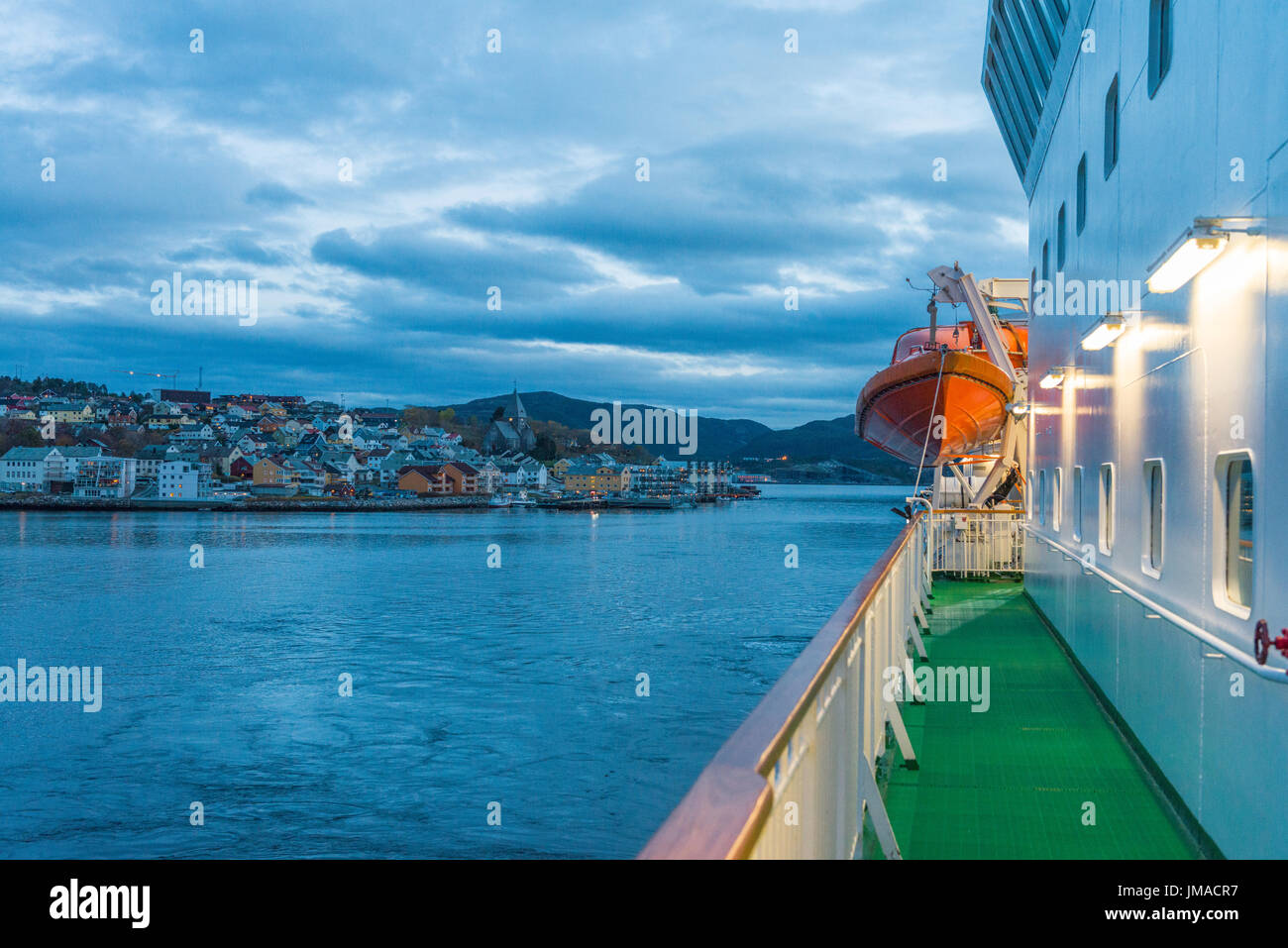 Hurtigruten crucero costero rápido MS Nordnorge, en el puerto de Kristiansund, Møre og Romsdal, Noruega. Foto de stock