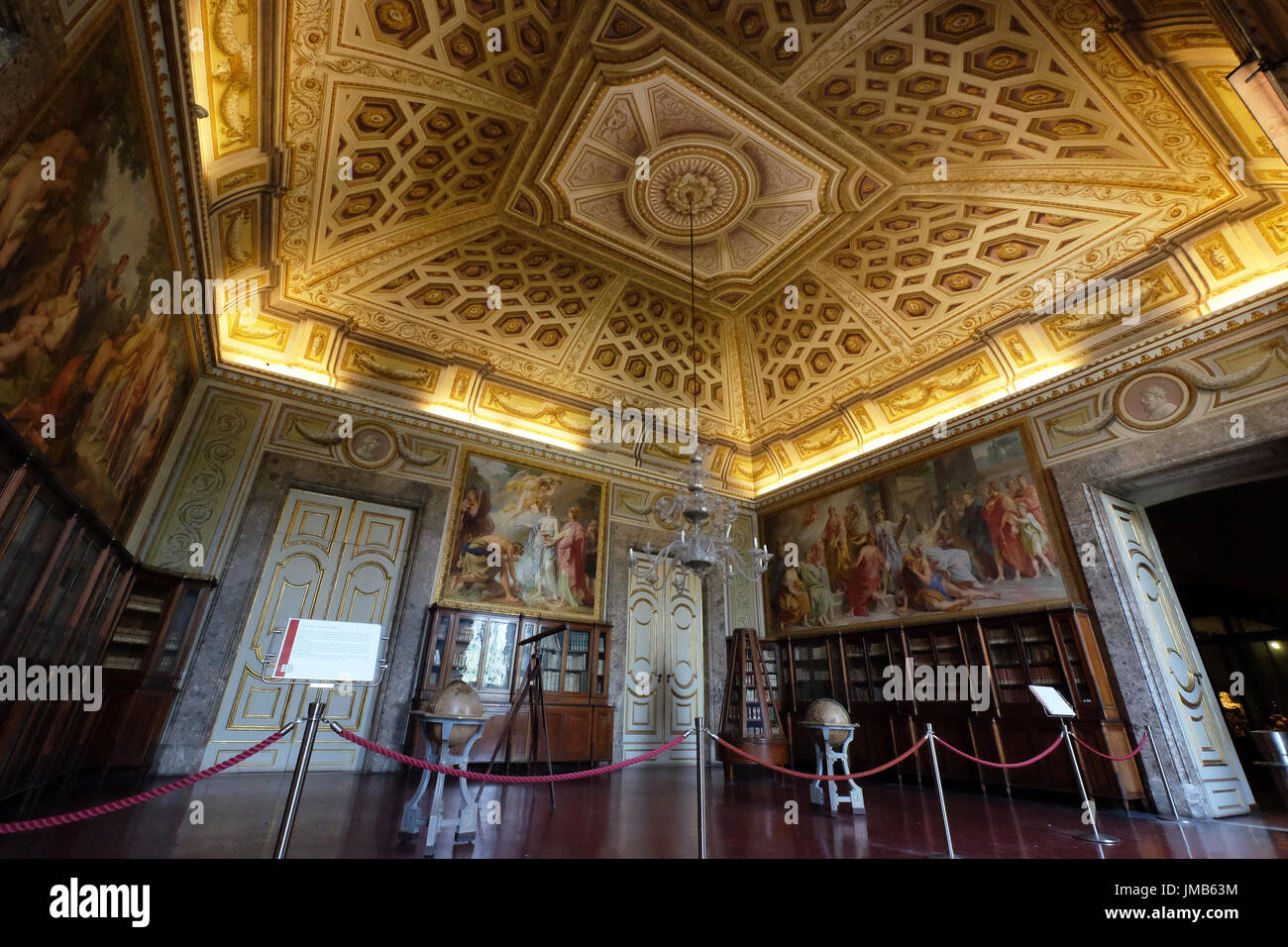 La tercera habitación de la biblioteca, el Palacio Real de Caserta, Campania, Italia Foto de stock