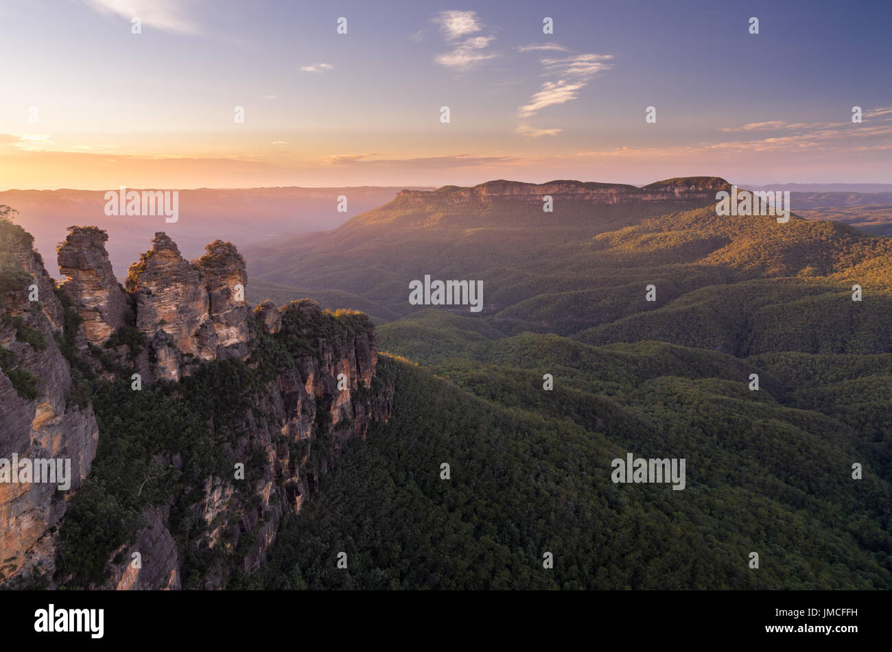 Temprano en la mañana la luz dorada en el monte solitario con las famosas Tres Hermanas en primer plano, Blue Mountains, NSW, Australia Foto de stock