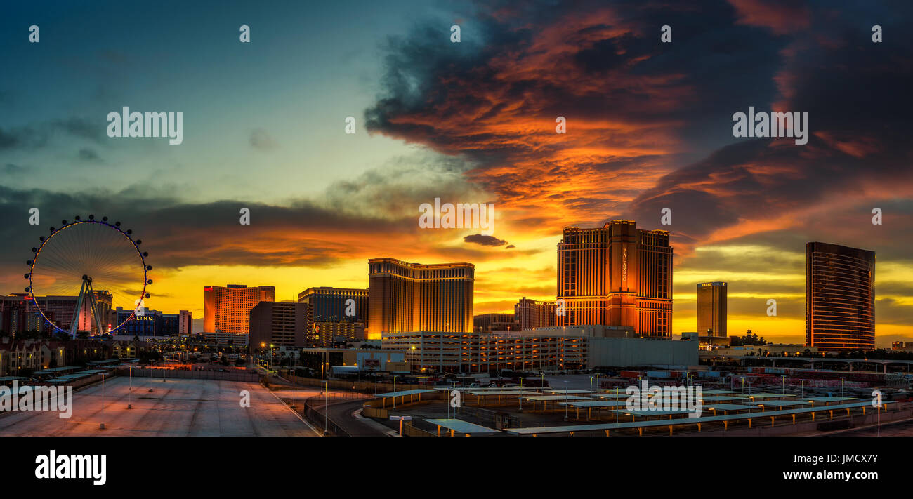 Sunset panorámica sobre casinos en el Strip de Las Vegas. Foto de stock