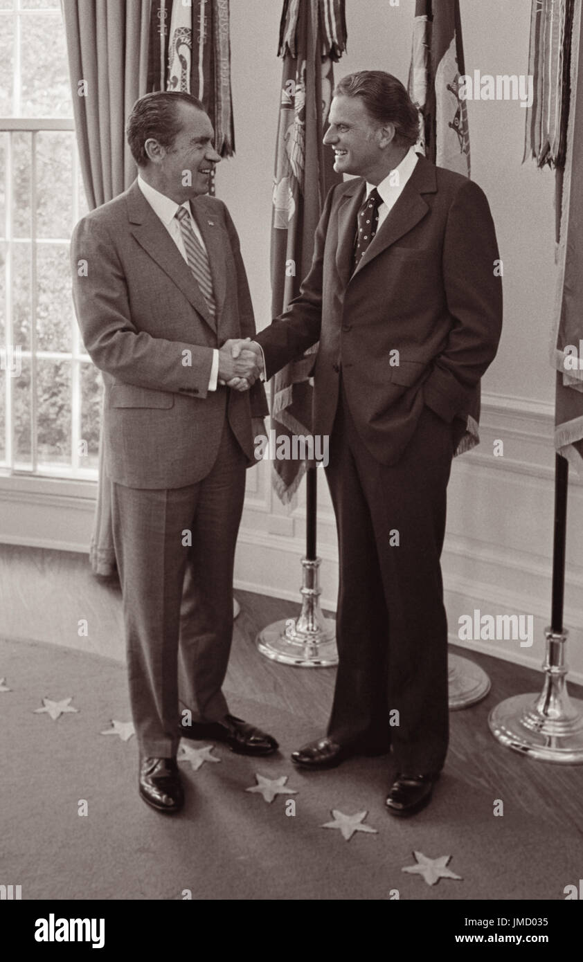 El presidente Richard Nixon, un apretón de manos con el evangelista Billy Graham en la Oficina Oval de la Casa Blanca en Washington, D.C. el 10 de agosto de 1971. (Ee.Uu.) Foto de stock