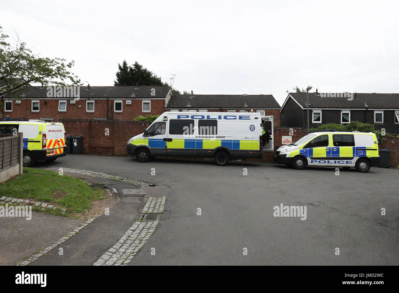 La policía en la escena donde agentes armados han disparado a un hombre y otro ha sido detenido tras un incidente en el Hereford cerca, Frankley, Birmingham. Foto de stock