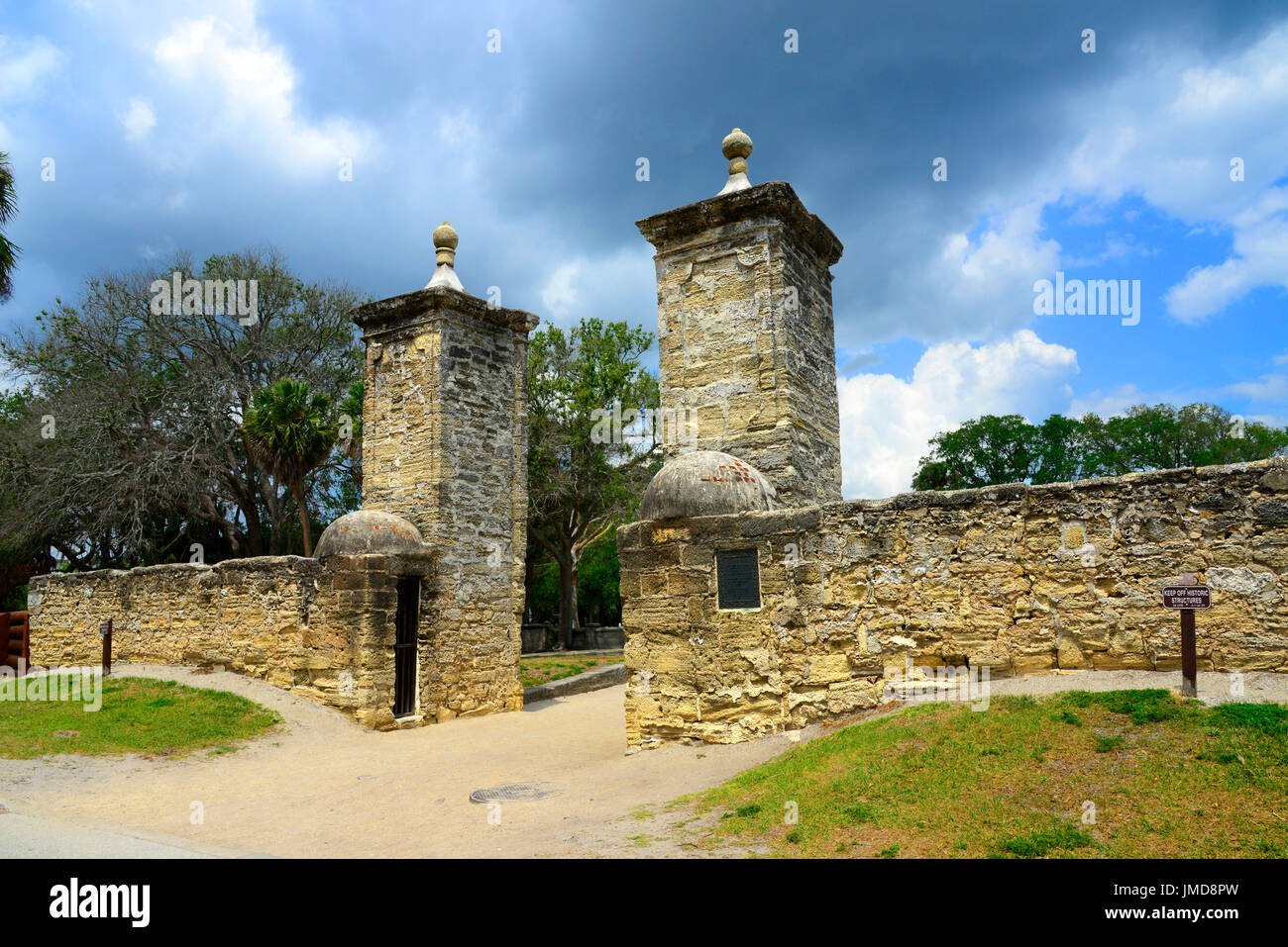Las antiguas puertas de la ciudad histórica de San Agustín, Florida, la ciudad más antigua de América Foto de stock