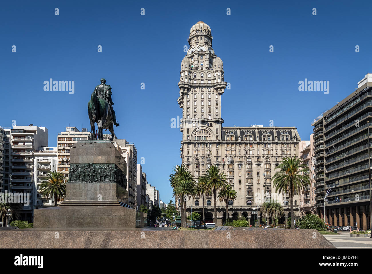 Plaza Independencia y Palacio Salvo - Montevideo, Uruguay Foto de stock