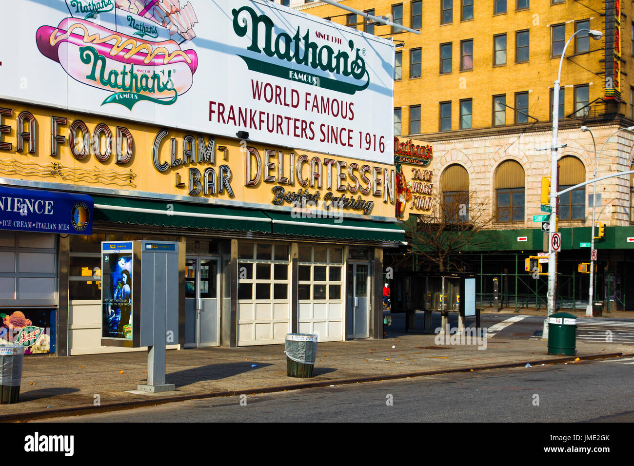 La CIUDAD DE NUEVA YORK-NOV 20: Nathan's Hot Dogs insignia original ubicación en Coney Island, Brooklyn en la Ciudad de Nueva York el 20 de noviembre de 2010. El sitio histórico opene Foto de stock