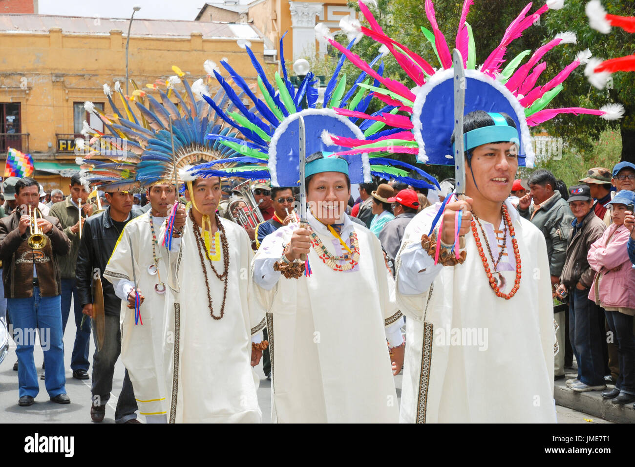 Artistas bolivianos en coloridos trajes tradicionales celebrando el día de la fundación del Estado plurinacional, La Paz, Bolivia, América del Sur Foto de stock