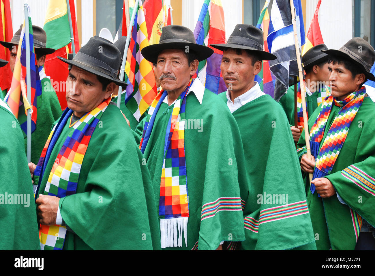 Hombres Bolivianos En Trajes Tradicionales Y Celebrando El Día De La
